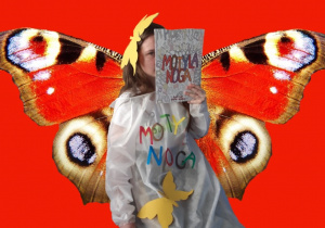 Zdjęcie 3- dziewczynka z książka o motylu jak motyl